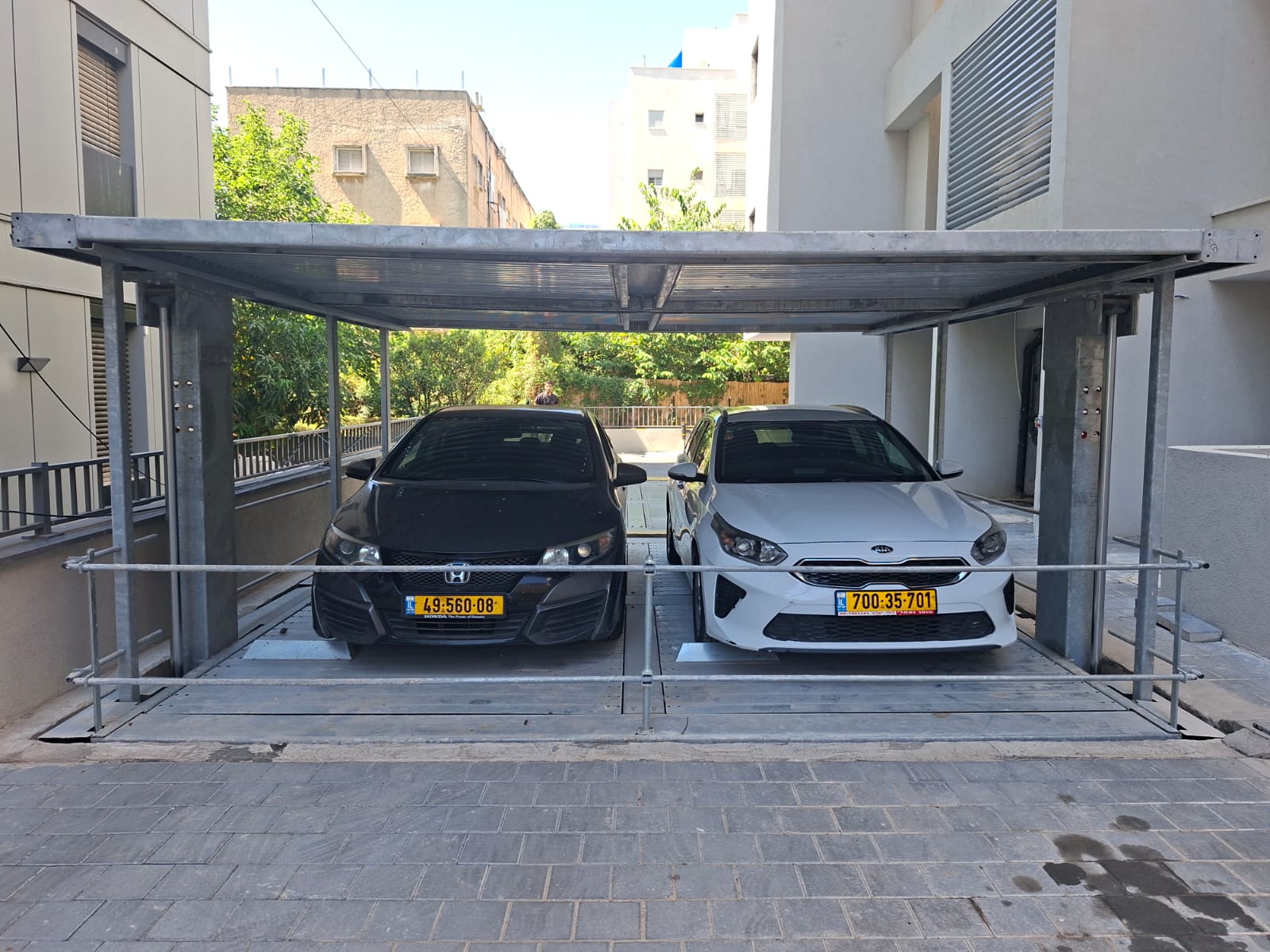שני רכבים במפלס התחתון של מכפיל חניה חיצוני