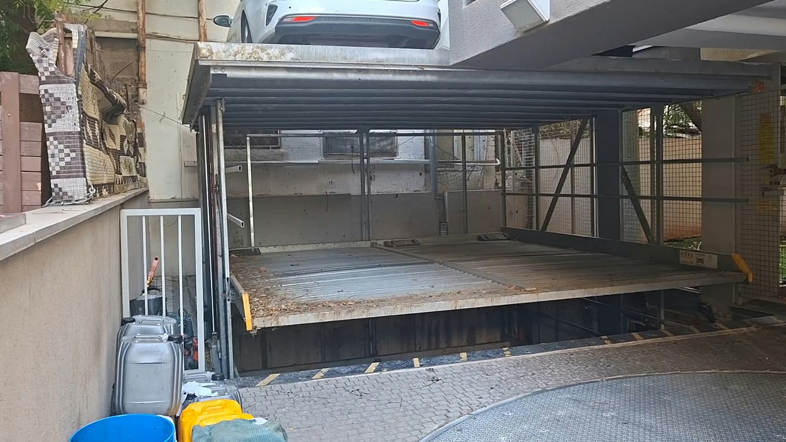 משטח תחתון ריק במכפיל חניה חיצוני עם רכב במפלס העליון