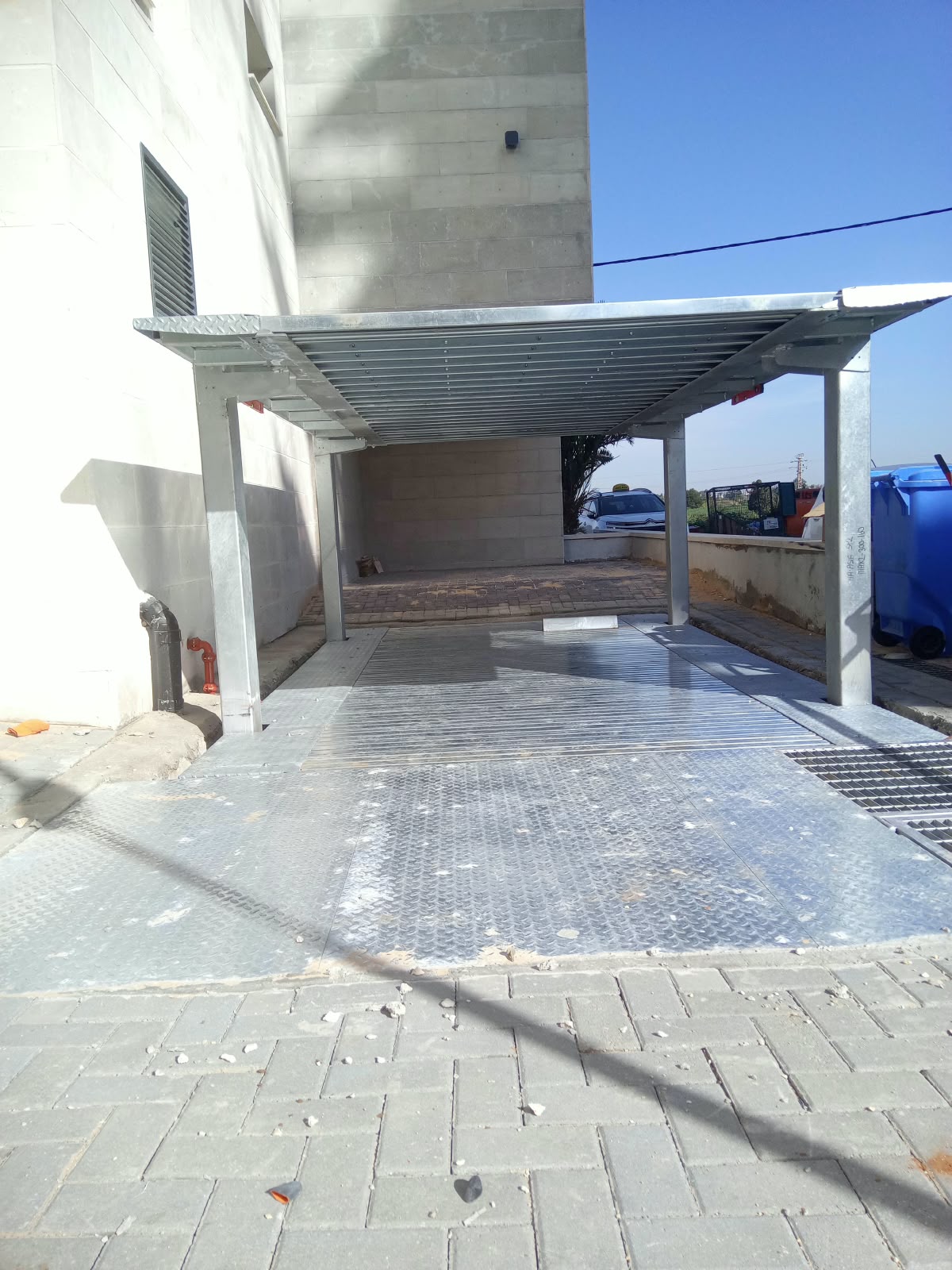 מתקן חניה חיצוני עם משטח תחתון ומשטח עליון מוגבה